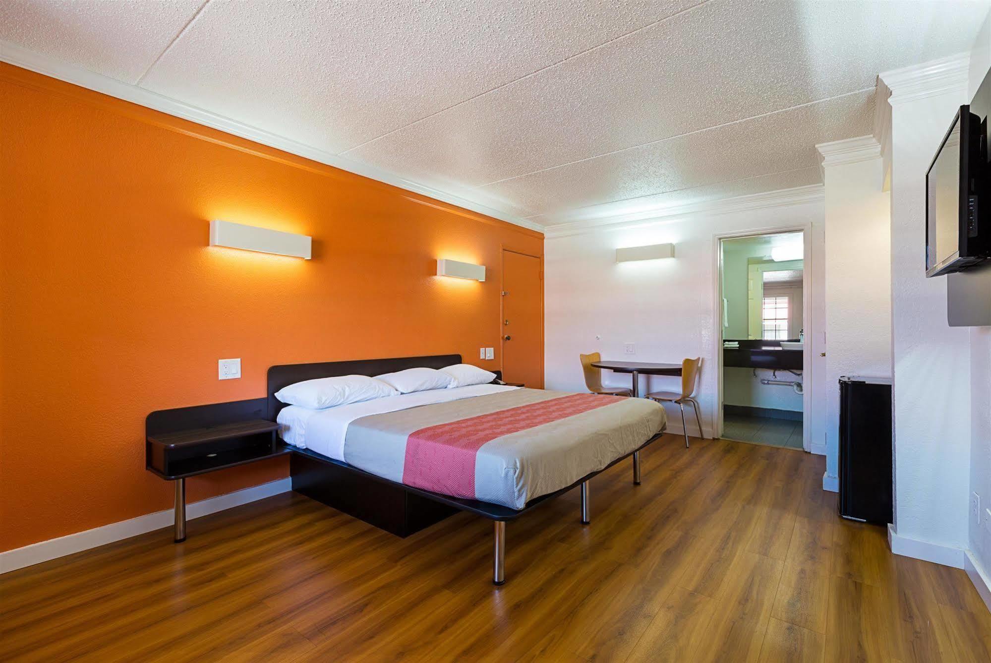 Motel 6-Dallas, Tx - Market Center Eksteriør bilde