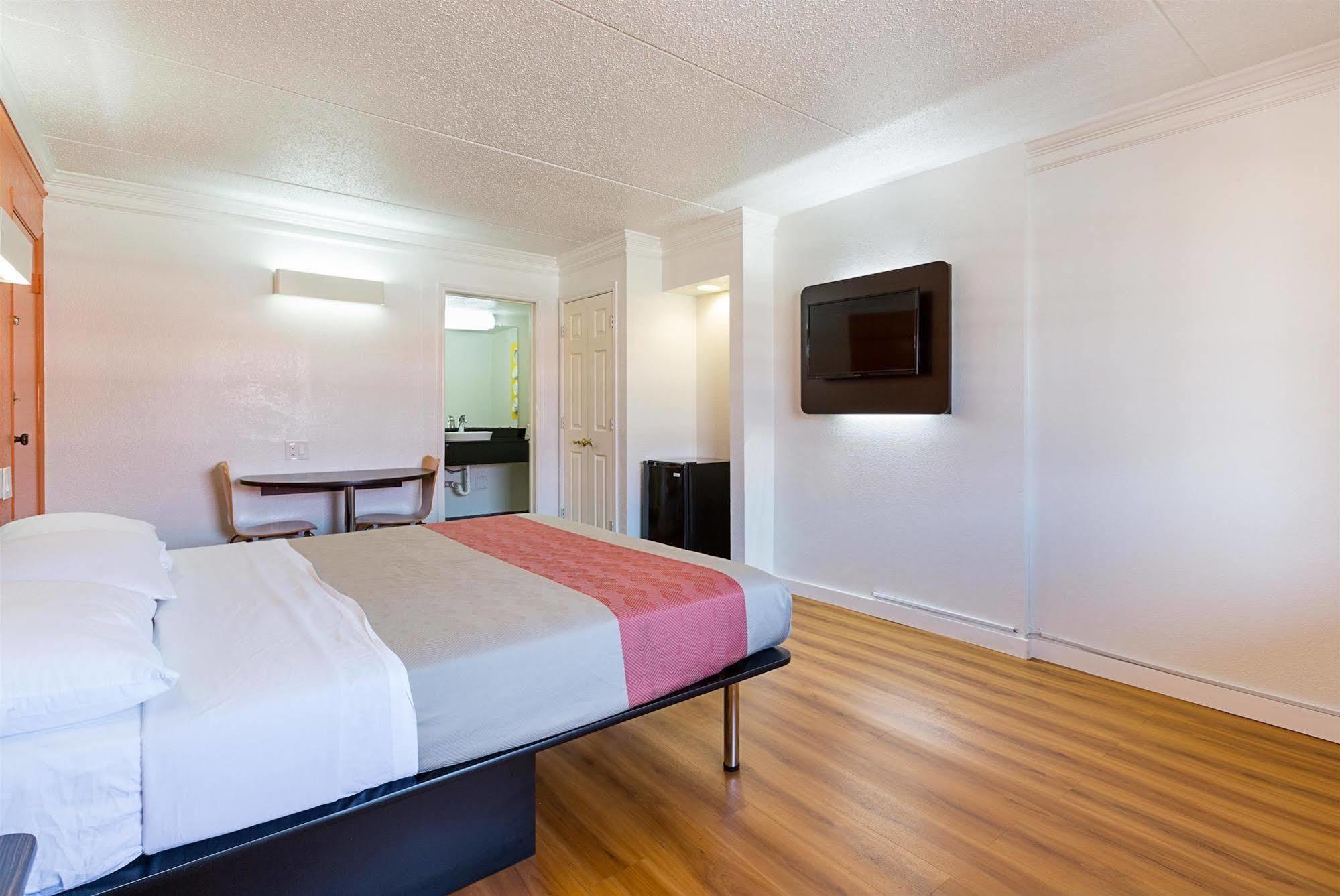 Motel 6-Dallas, Tx - Market Center Eksteriør bilde