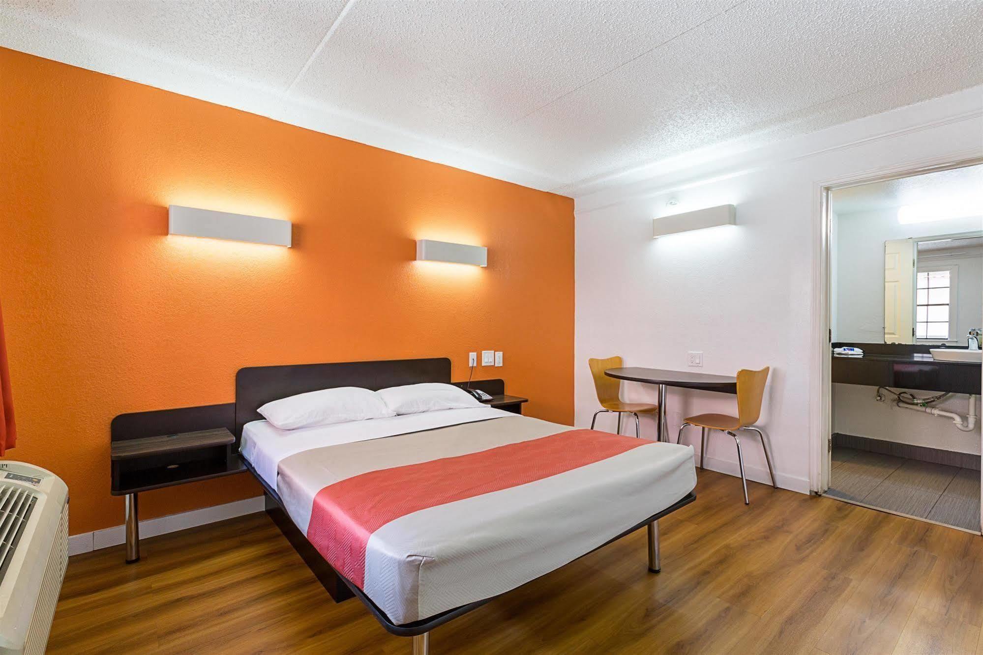 Motel 6-Dallas, Tx - Market Center Eksteriør bilde